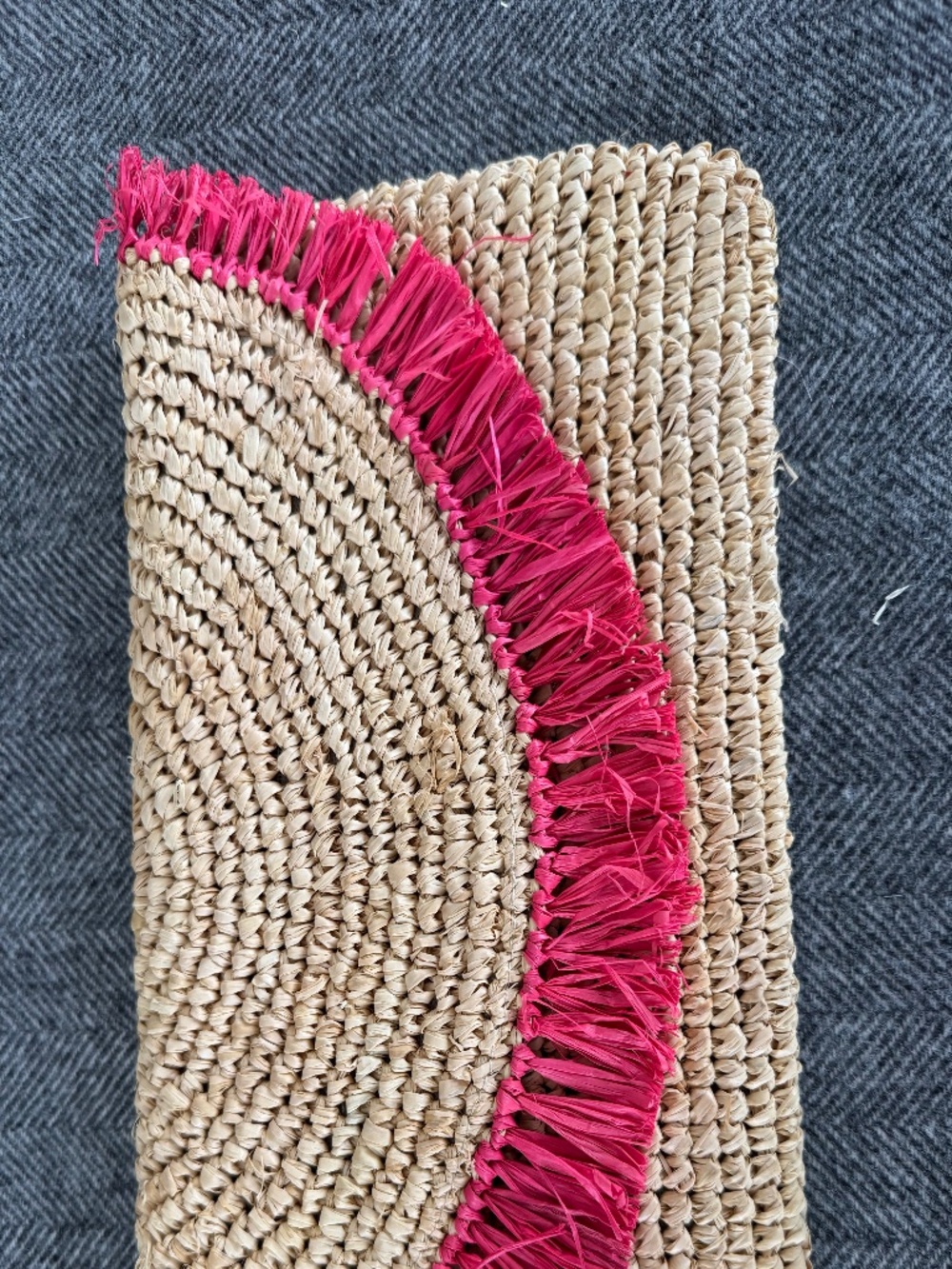 RAFFIA CLUTCH WITH SCALLOPED PINKY RED TRIM